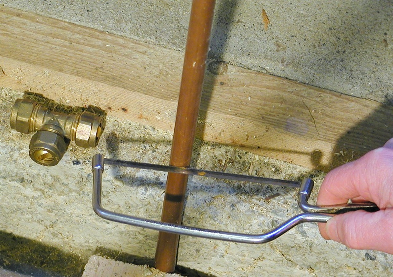 cutting copper pipe